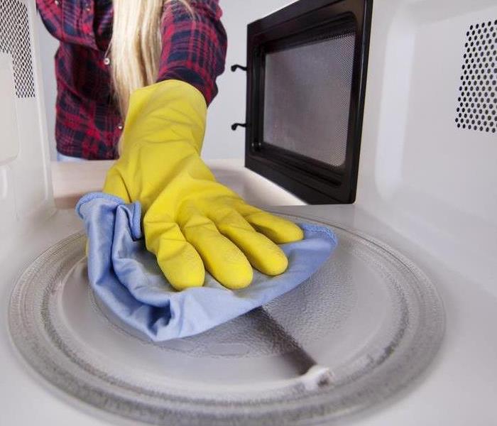 Cleaning a microwave